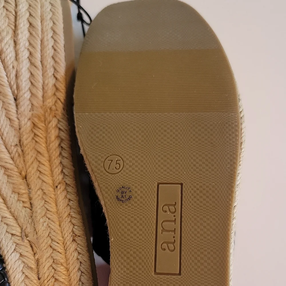 a.n.a Lisa Black Wedge Sandals. 7.5 - Picture 8 of 15